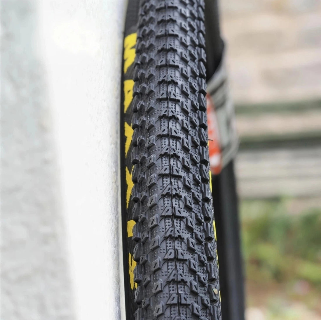 Maxxis Pace M333 tyre tread close-up